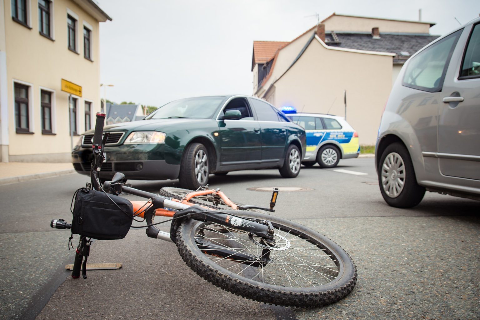 ウーバー イーツ 自転車 危ない