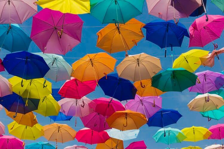 大量の傘の画像